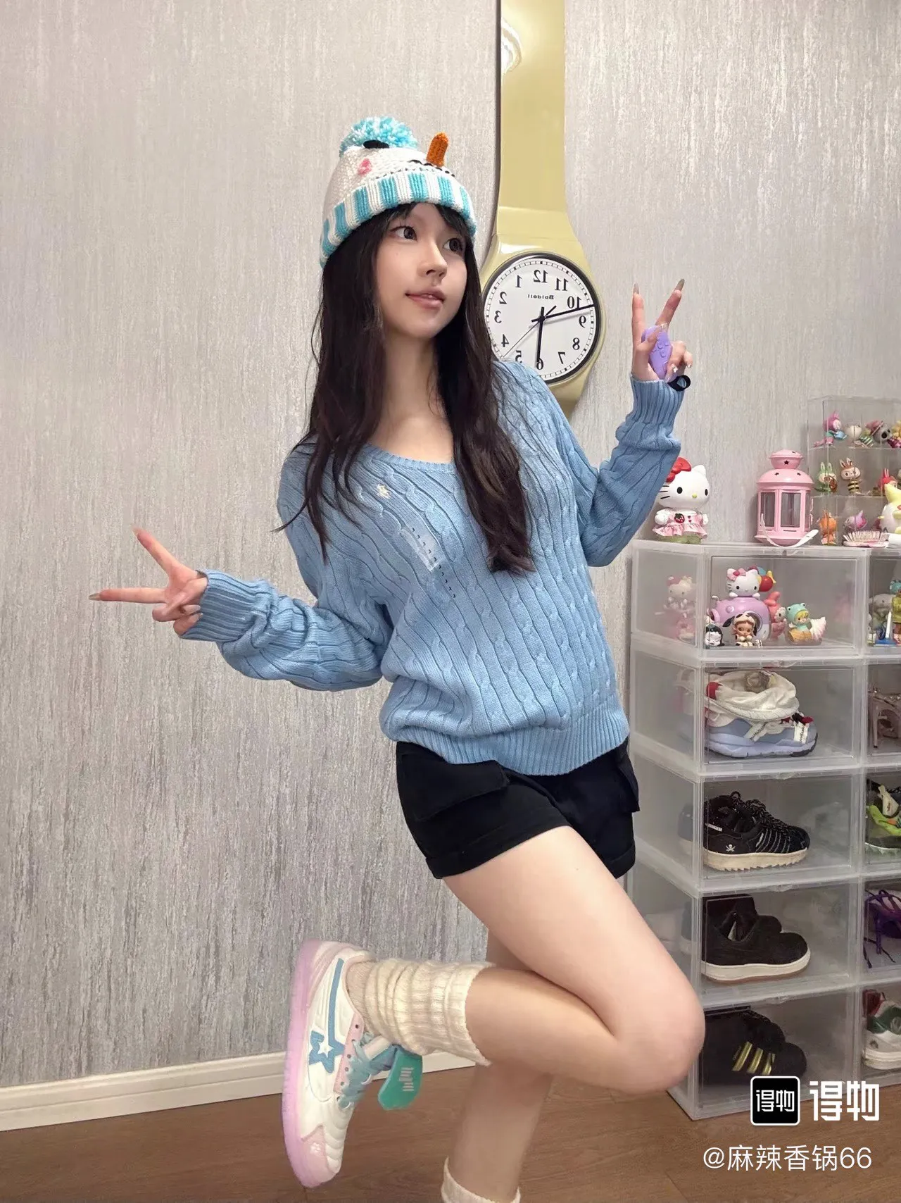 🅿️220 Style number: L04 (sky blue) Ralph Lauren RL classic war horse logo embroidered cable pattern twist button V-neck knitted sweater on the chest, same style for men and women, 9 colors Colors: Beige, navy, black, chick yellow, sky blue, khaki, red, gray, purple Size: XSSML M Shoulder Width 36 Clothes Length 58 Bust 44 L Shoulder Width 37 Clothes Length 60 Bust 46 Soft and glutinous🧶🫶The style is a very classic cable sweater American retro college style Perfect hand comfort. It is a must-have item for spring, autumn and winter wardrobes. It looks great when worn alone or layered as an inner wear. High-density LOGO embroidery on the chest, and original customization of tag accessories. Made of pure cotton yarn �� blended with wool, pure cotton is skin-friendly and comfortable, small label war horse embroidered twist turtleneck sweater 🐎 high quality. Follow the blogger to learn how to wear it! Let’s get a Ralph Lauren cable sweater. It’s a super hard-to-find series after it became popular. It’s hard to find one on the official website. It’s simple and practical to wear, with a lazy and loose feel. The thickened fabric has a more texture, soft and delicate feel, and a loose fit. Whether worn alone or layered, you can wear different styles of fashion with just one piece. ⚠️Contains wool products🦙 Pay attention to the washing method to avoid shrinkage